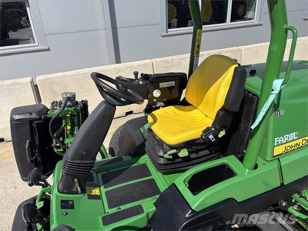 John Deere 7500A جز العشب خلف الكهف