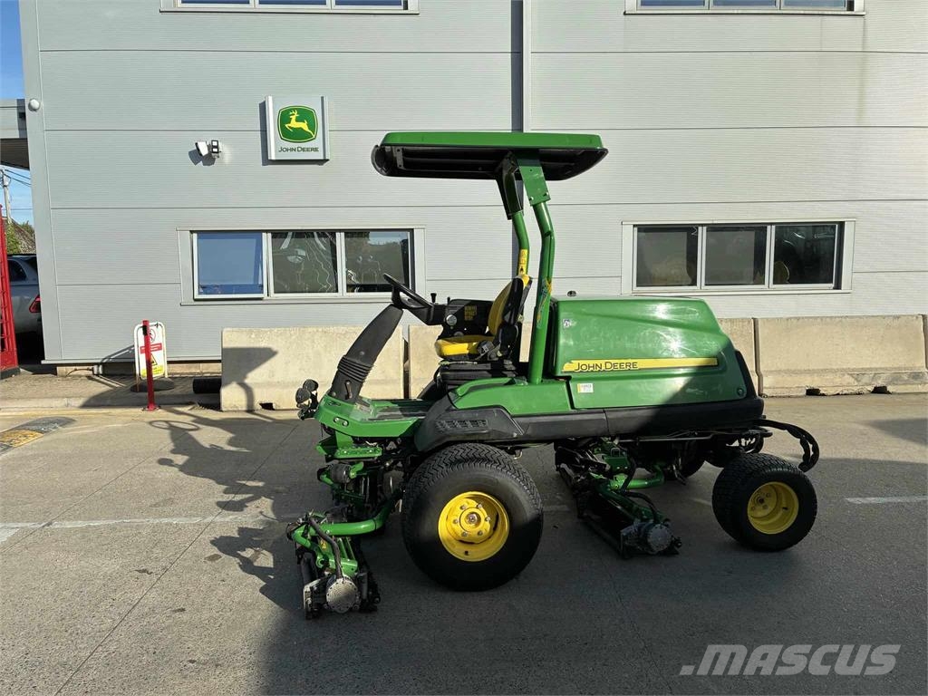 John Deere 7500AE 밀면서 전진하는 잔디깎기