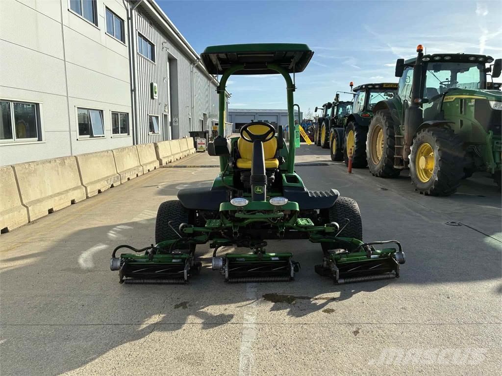 John Deere 7500AE 밀면서 전진하는 잔디깎기