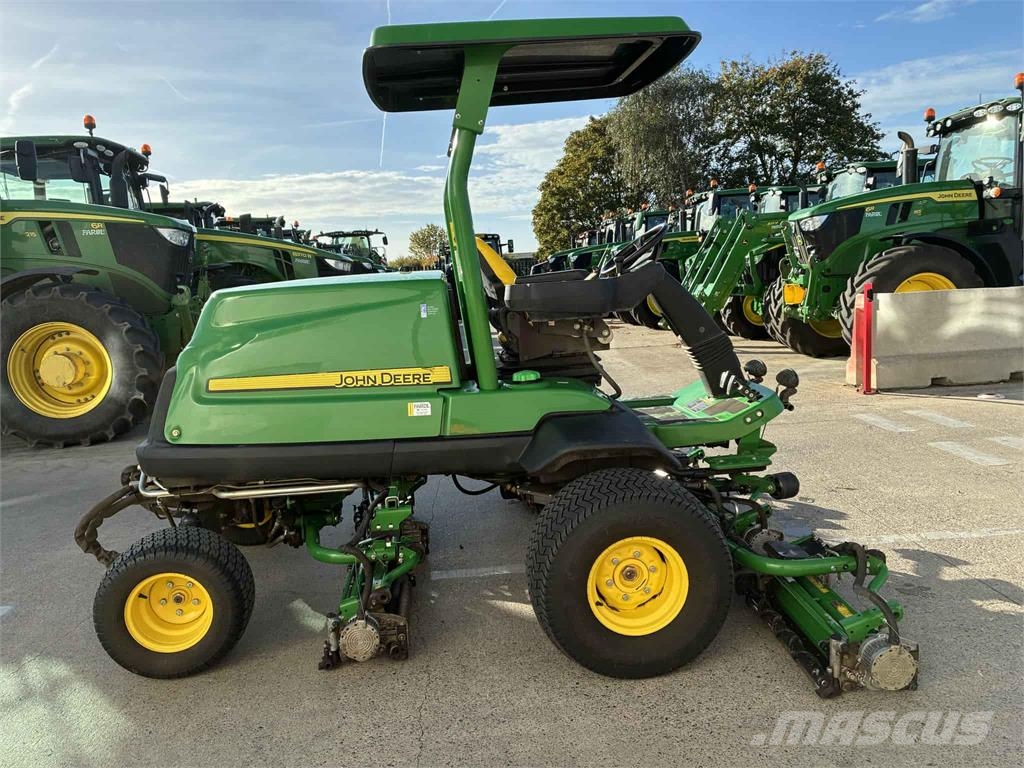 John Deere 7500AE 밀면서 전진하는 잔디깎기