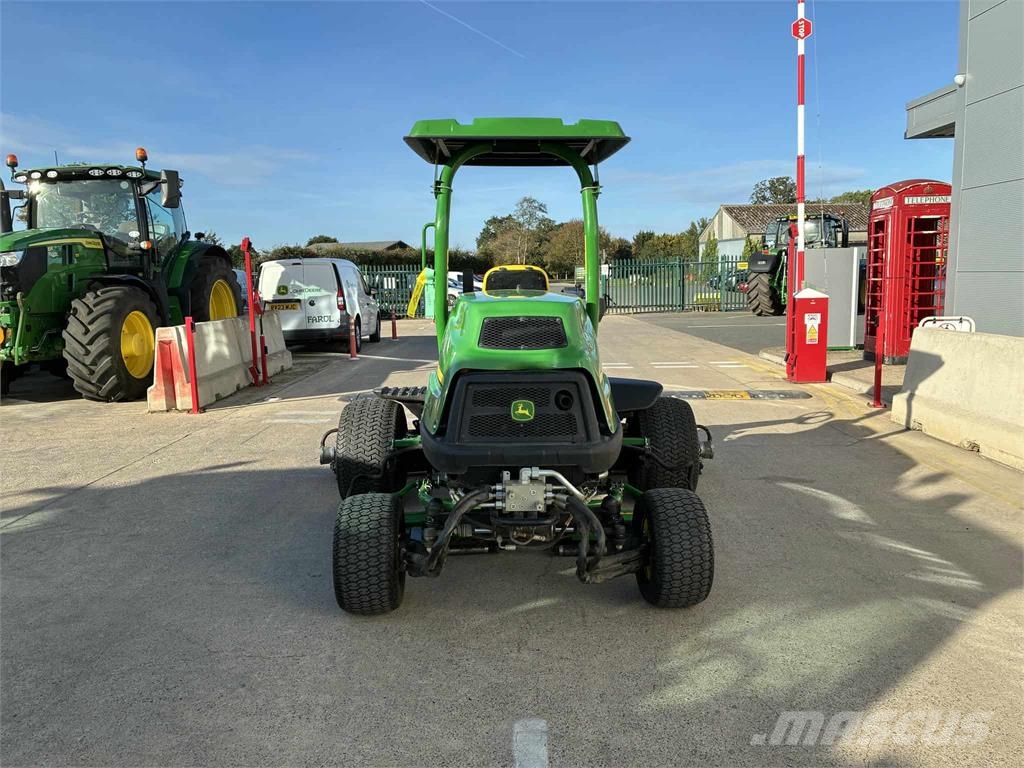 John Deere 7500AE 밀면서 전진하는 잔디깎기