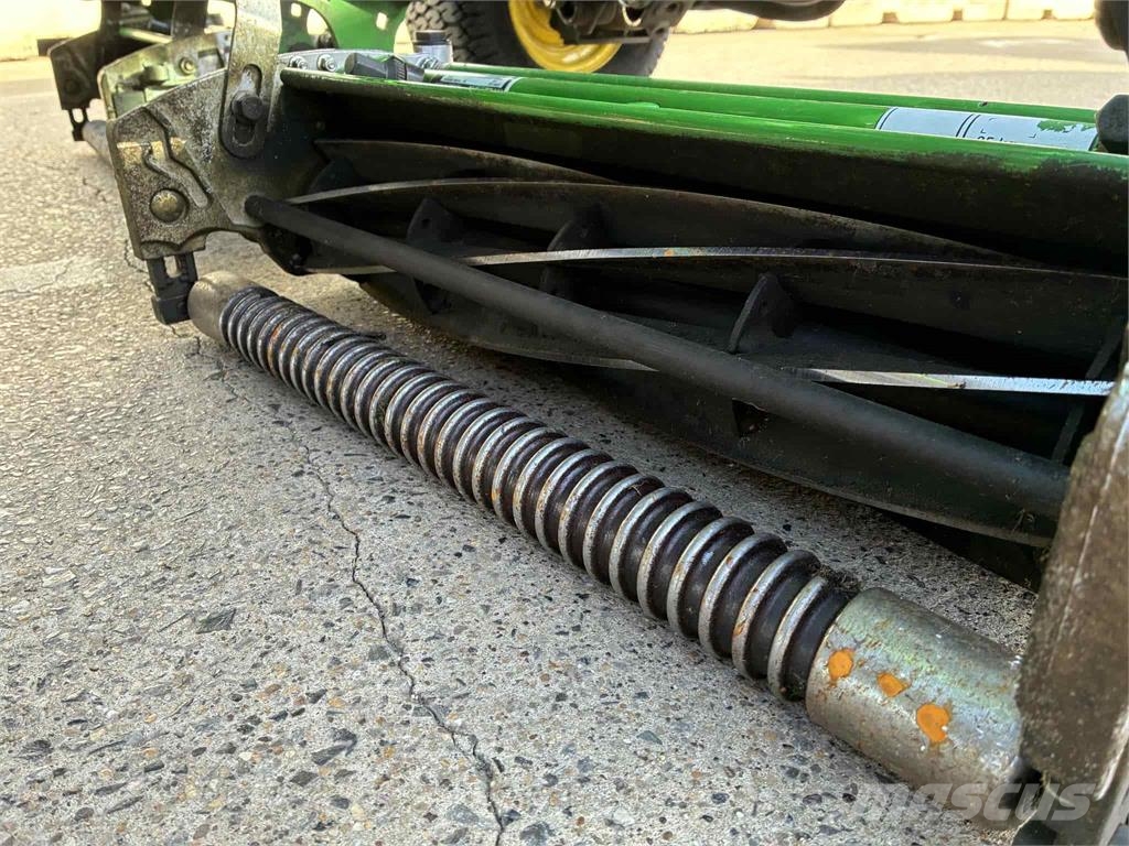 John Deere 7500AE 밀면서 전진하는 잔디깎기