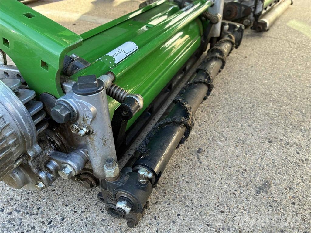 John Deere 7500AE 밀면서 전진하는 잔디깎기