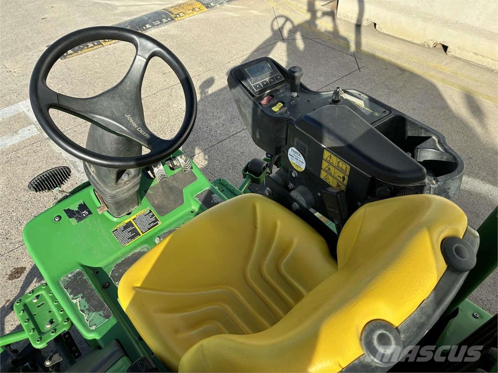 John Deere 7500AE 밀면서 전진하는 잔디깎기