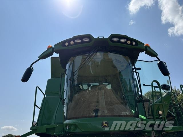 John Deere T670i Combine harvesters
