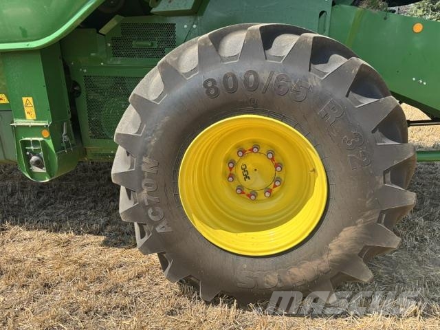 John Deere T670i Combine harvesters
