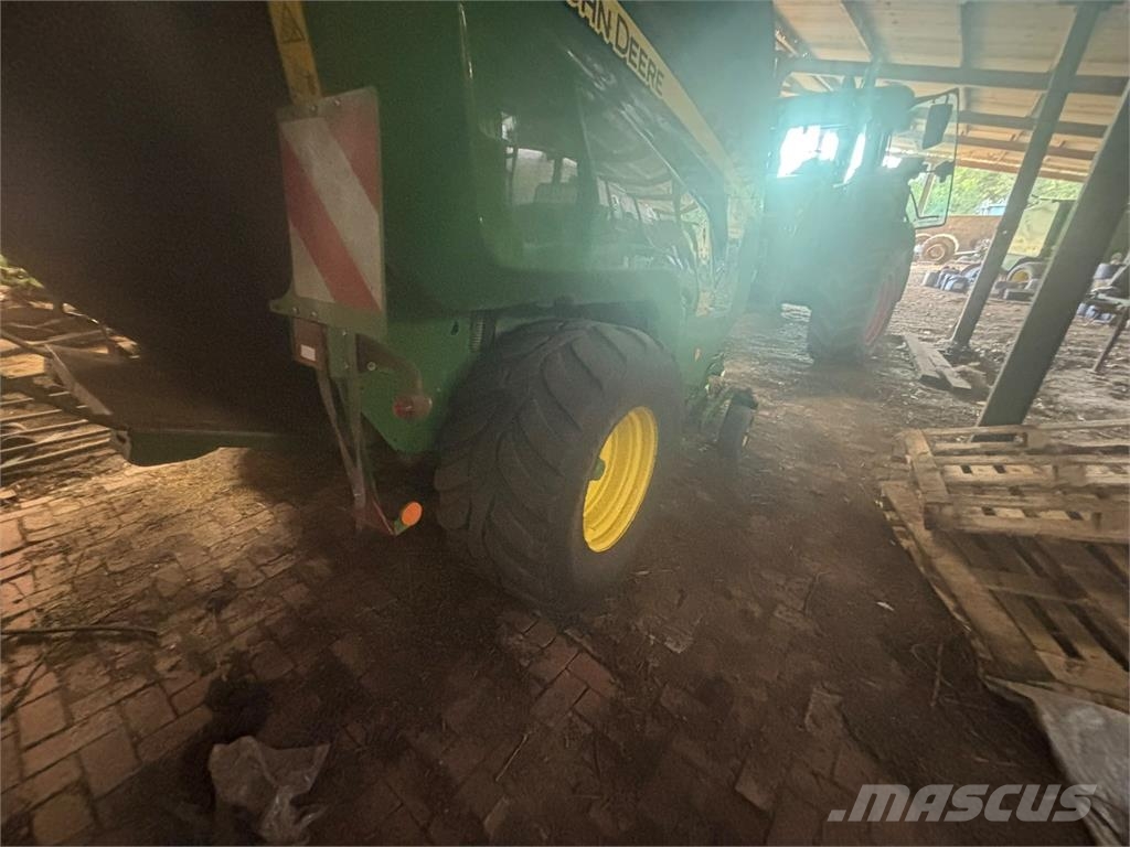 John Deere V451R Square balers