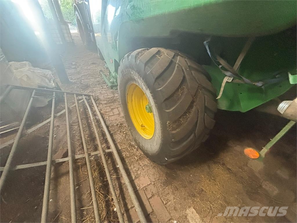 John Deere V451R Square balers
