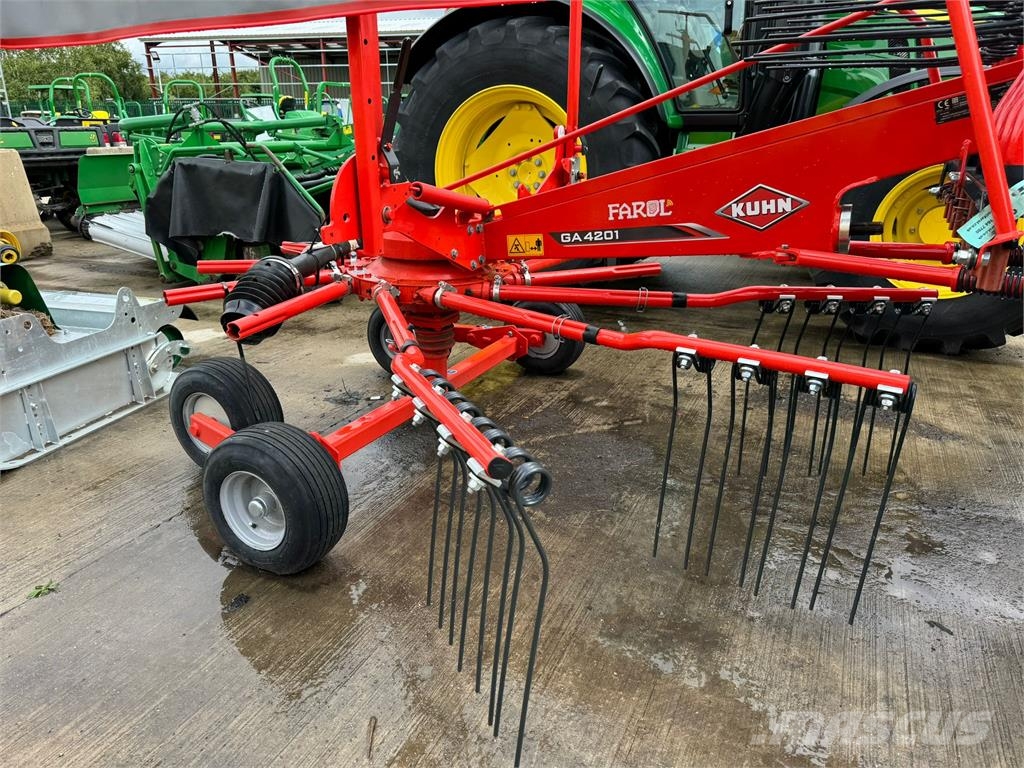 Kuhn GA 4201 耙與翻草機