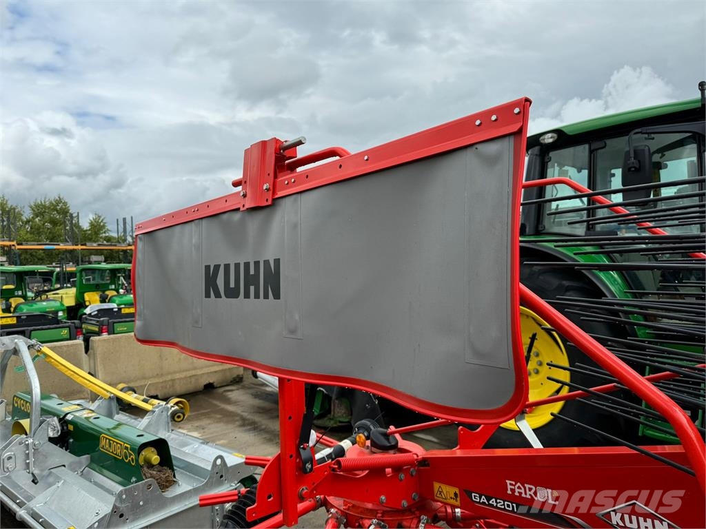 Kuhn GA 4201 耙與翻草機
