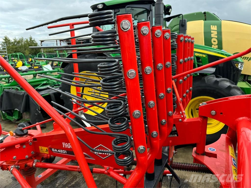 Kuhn GA 4201 耙與翻草機