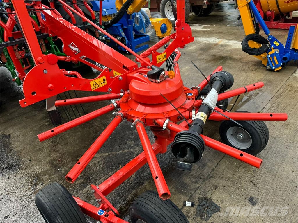 Kuhn GA 4201 耙與翻草機