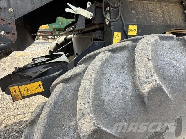 New Holland CR 8080 Combine harvesters