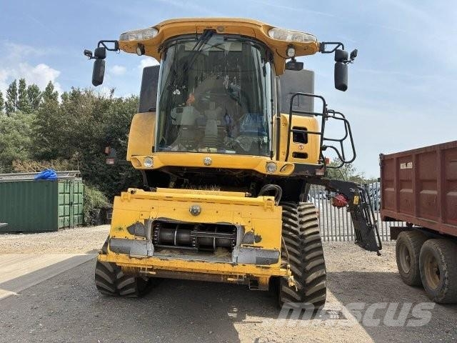 New Holland CR 8080 Combine harvesters