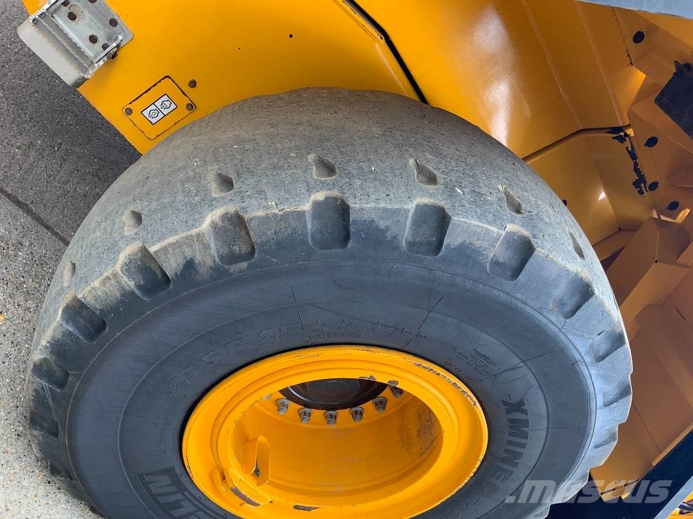 JCB 457 ZX Kolesni nakladalci