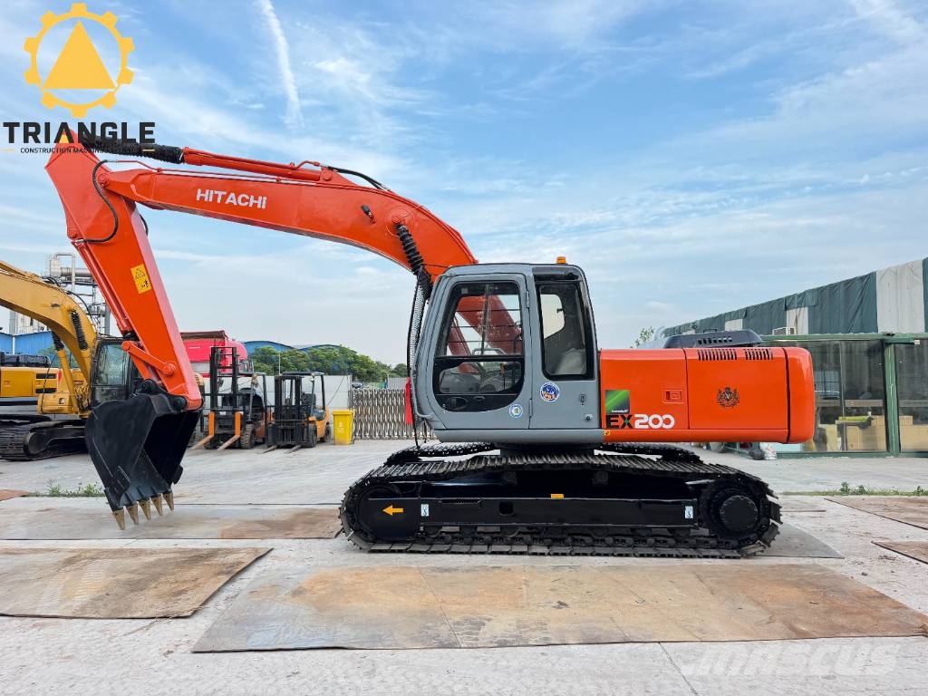 Hitachi EX 200 Гусеничні екскаватори