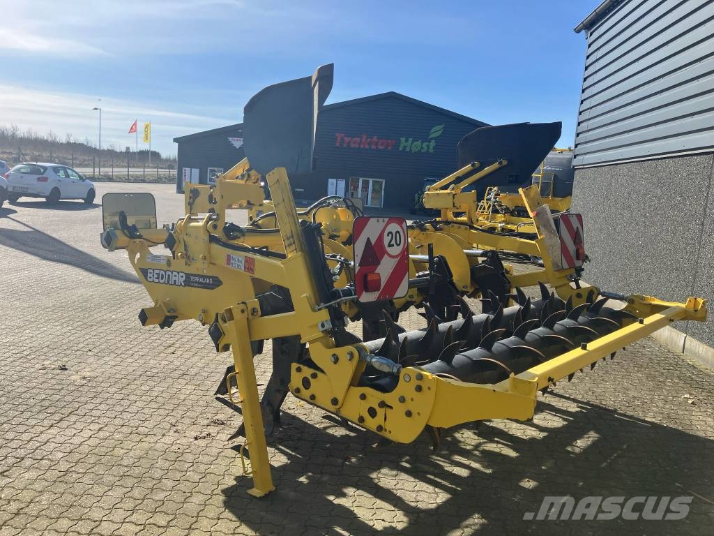 Bednar TERRALAND TN 3000 HMR 7 Keski pullukları