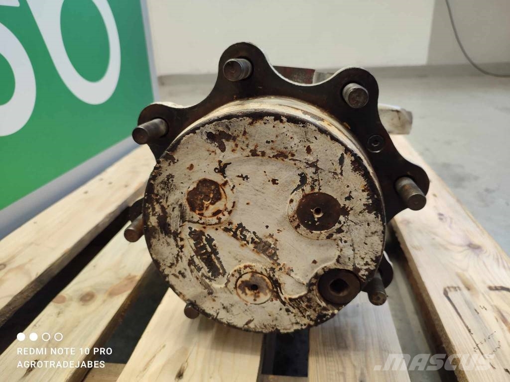 New Holland LB110 portal axle Осі
