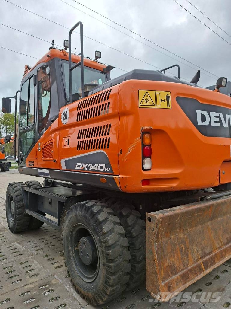 Doosan DX 140 W حفارات بعجل