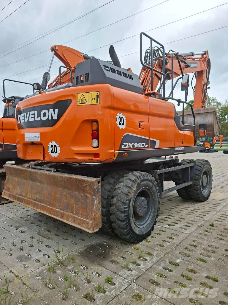 Doosan DX 140 W حفارات بعجل