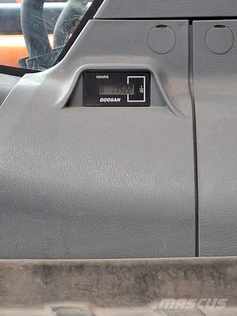 Doosan DX 140 W حفارات بعجل