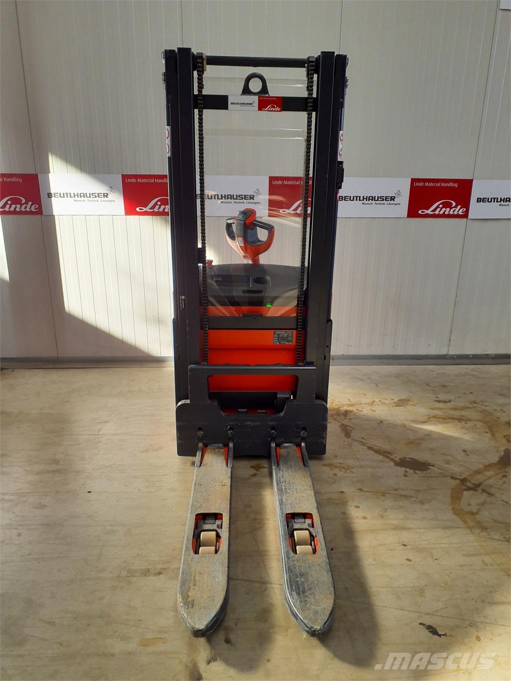Linde L16i Самохідні електроштабелери