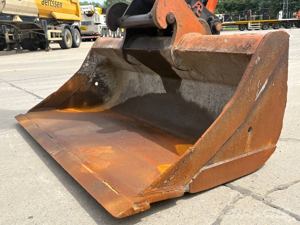 Hitachi ZX140W-6 (3 Pieces available) Pelle sur pneus