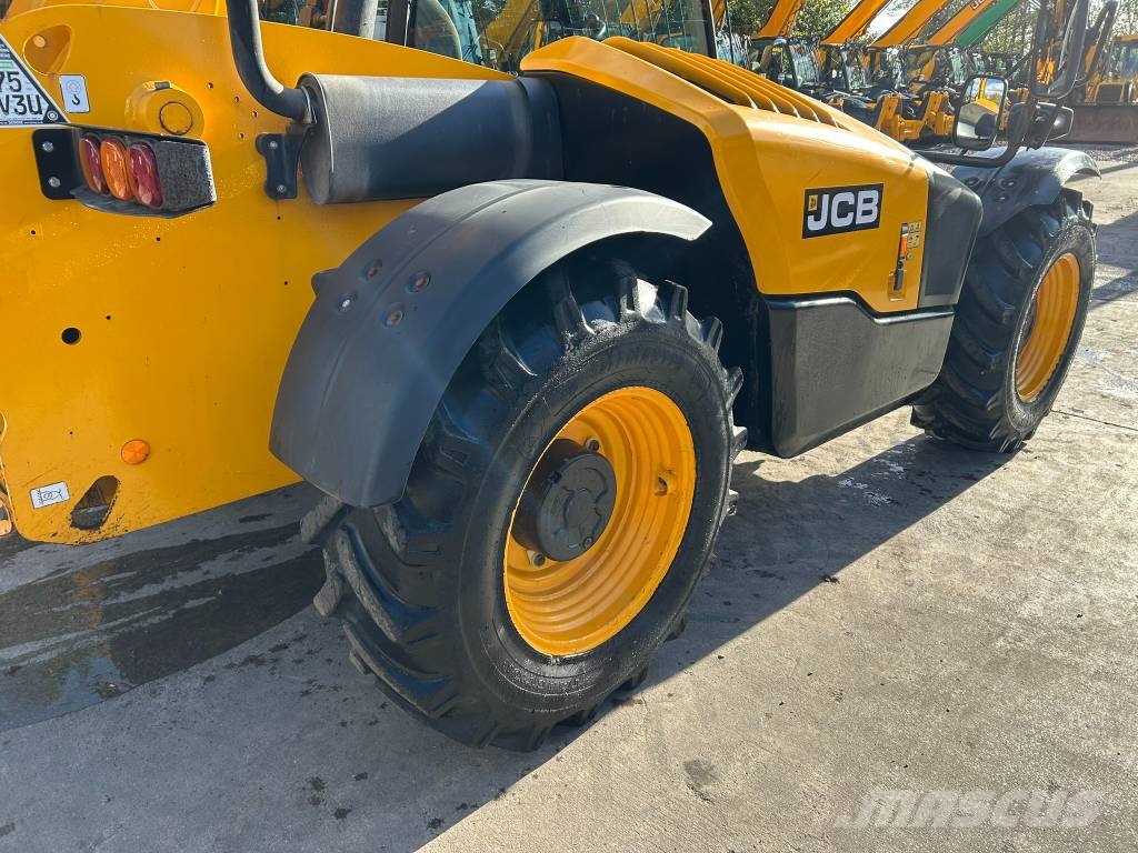 JCB 531-70 مناولات متداخلة