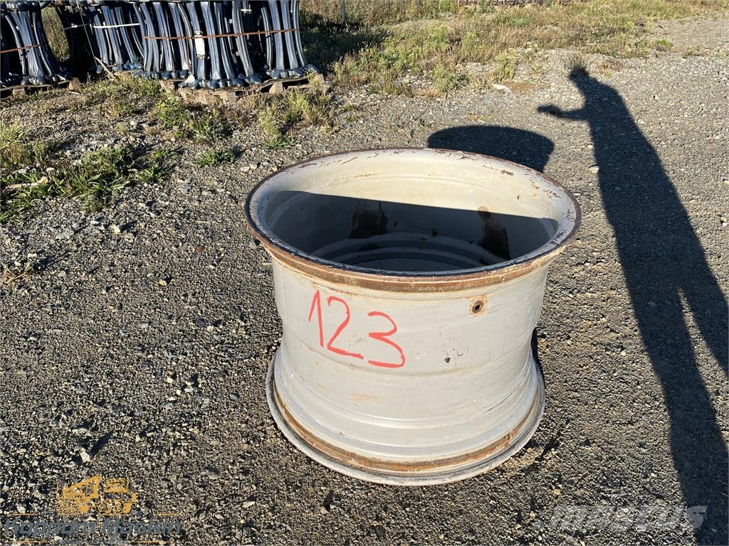 Komatsu 941 24x34 Used/Beg الإطارات والعجلات والحافات