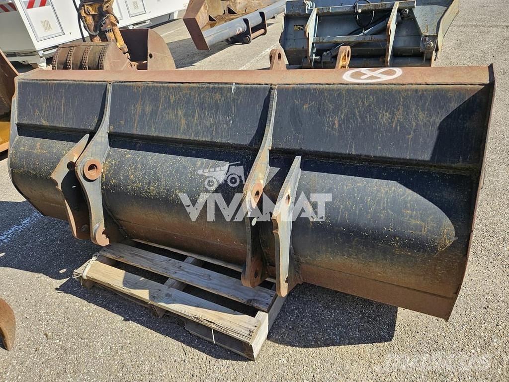 CAT 428D Buckets