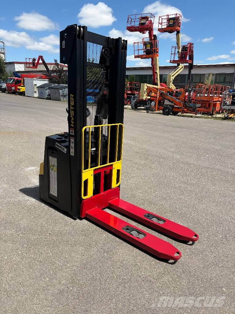 Hyster S1.2 Hochhubwagen Istuen ajettavat pinontatrukit