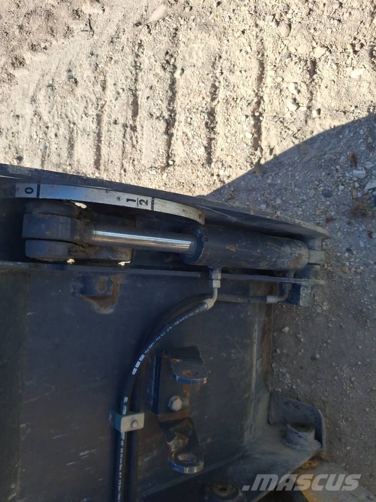 Komatsu WB 93 R-8 لوادر ذات جرافات عكسية