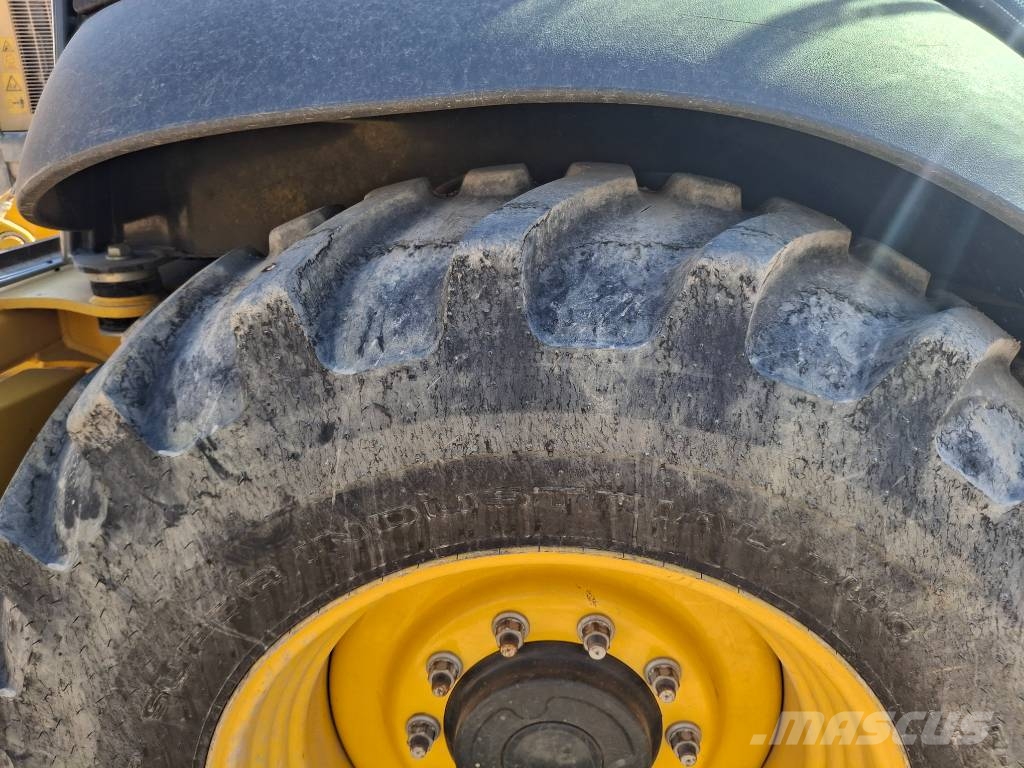 Komatsu WB 93 R-8 لوادر ذات جرافات عكسية