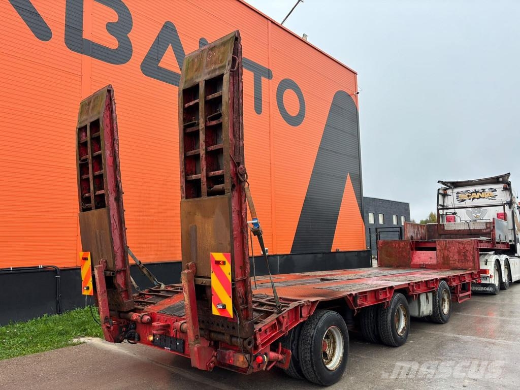 Goldhofer STPN 3-30/80 PLATFORM L=8067 mm / LAST AXLE STEERE 地架式半拖車