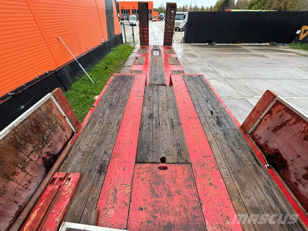 Goldhofer STPN 3-30/80 PLATFORM L=8067 mm / LAST AXLE STEERE 地架式半拖車