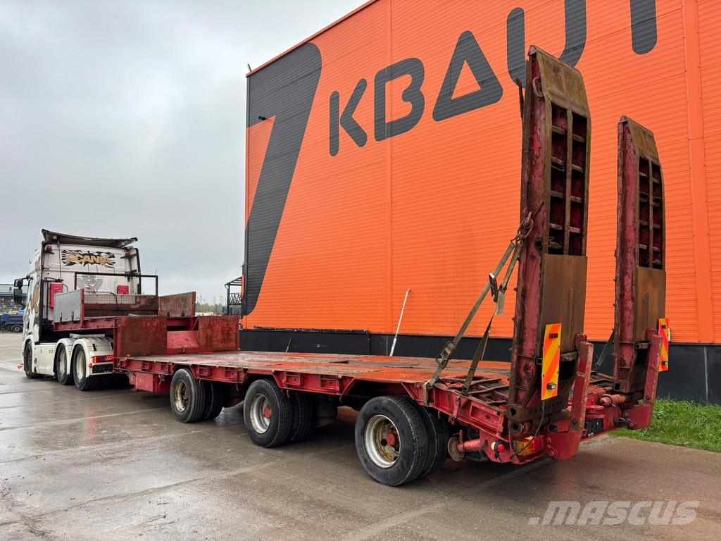 Goldhofer STPN 3-30/80 PLATFORM L=8067 mm / LAST AXLE STEERE 地架式半拖車