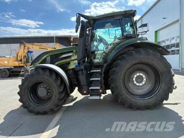 Valtra Q245 الجرارات