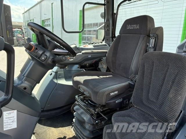 Valtra Q245 الجرارات