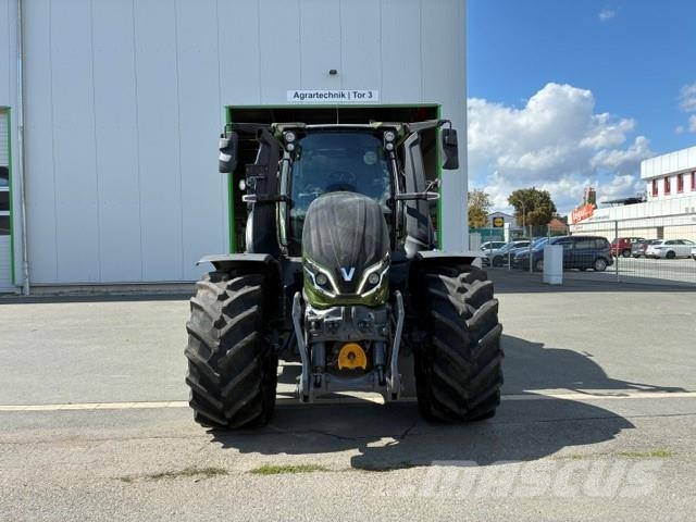 Valtra Q245 الجرارات