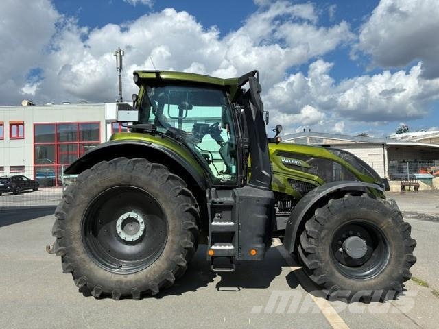 Valtra Q245 الجرارات