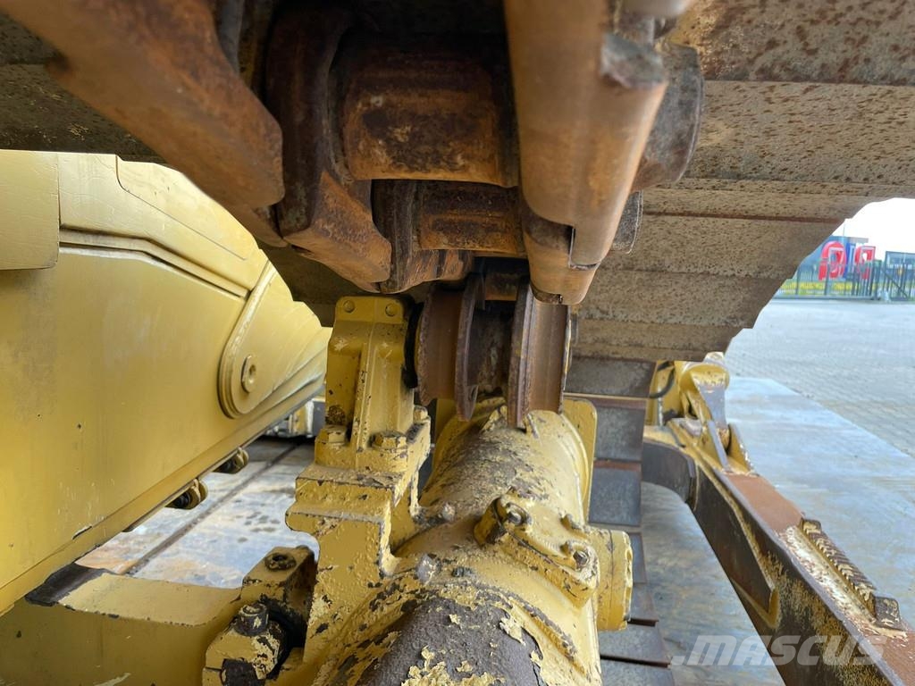 CAT D6T LGP بلدوزرات مجنزرة