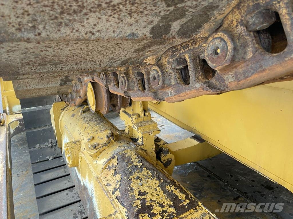 CAT D6T LGP بلدوزرات مجنزرة