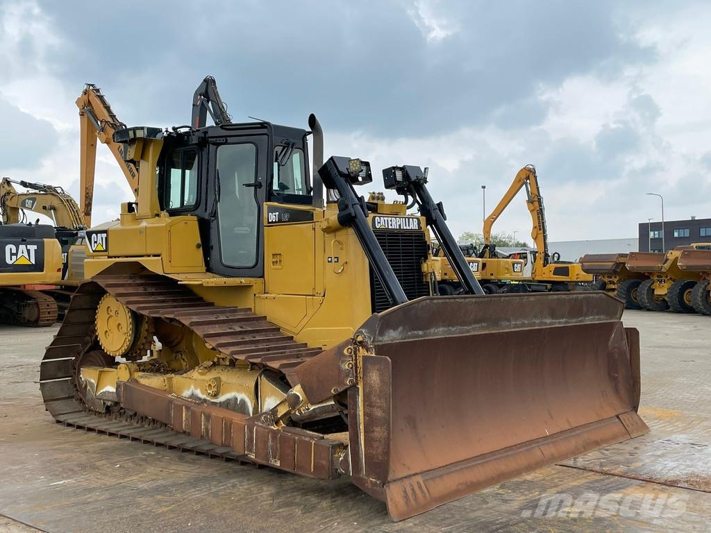 CAT D6T LGP بلدوزرات مجنزرة