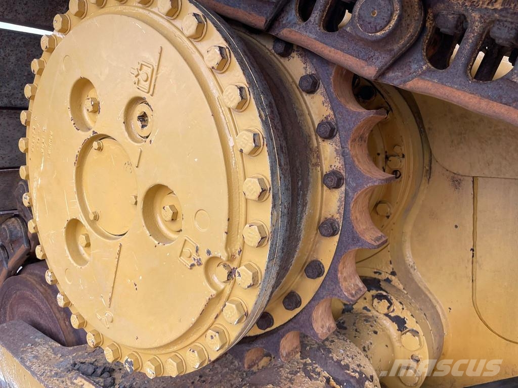 CAT D6T LGP بلدوزرات مجنزرة