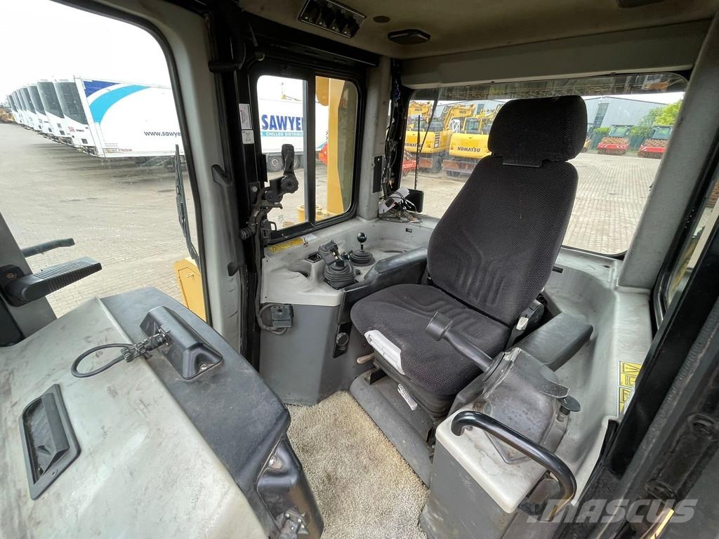CAT D6T LGP بلدوزرات مجنزرة