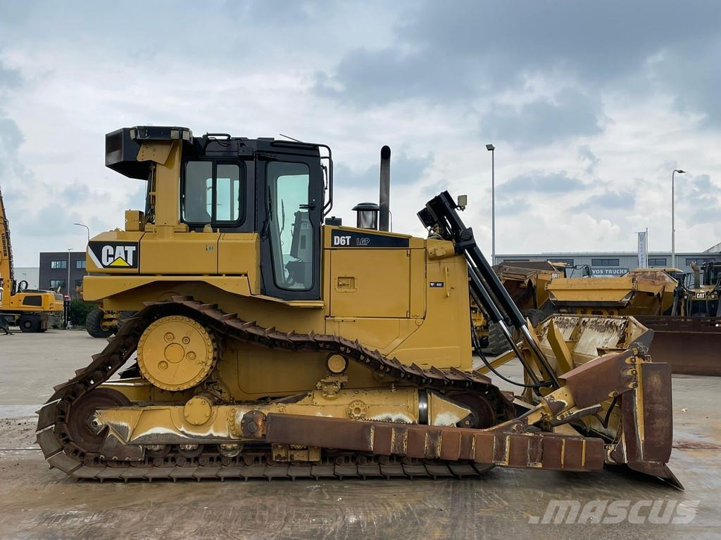 CAT D6T LGP بلدوزرات مجنزرة