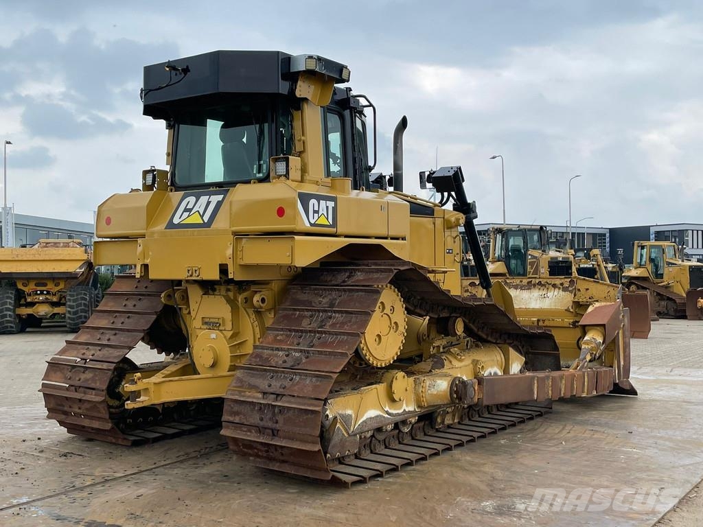 CAT D6T LGP بلدوزرات مجنزرة