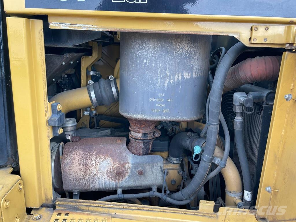 CAT D6T LGP بلدوزرات مجنزرة