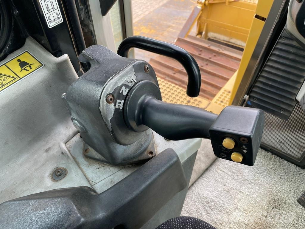 CAT D6T LGP بلدوزرات مجنزرة