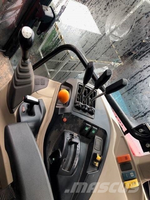 Massey Ferguson 5711M CAB Трактори